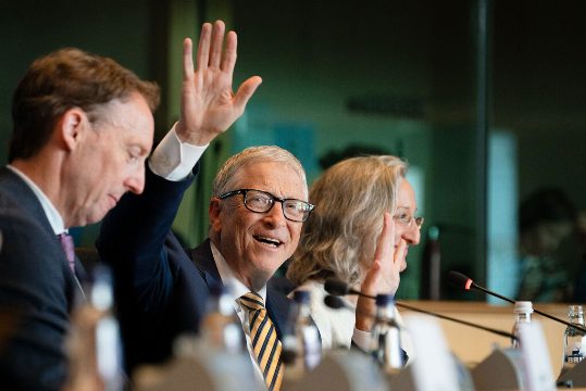 Cómo un Fan Borracho Exigió Conocer a Bill Gates a través del Soporte de Microsoft