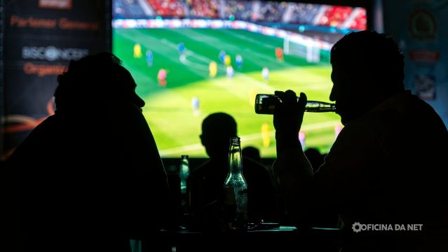 Jogos de hoje, quinta-feira (08/10): onde assistir futebol ao vivo na TV e online