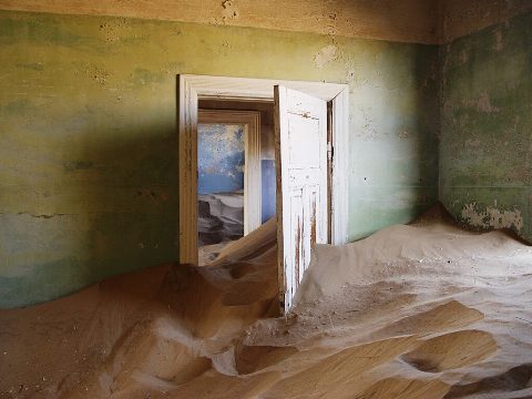 La Ciudad de Diamantes Kolmanskop en el Desierto de Namibia: Un Encuentro Inesperado con la Riqueza