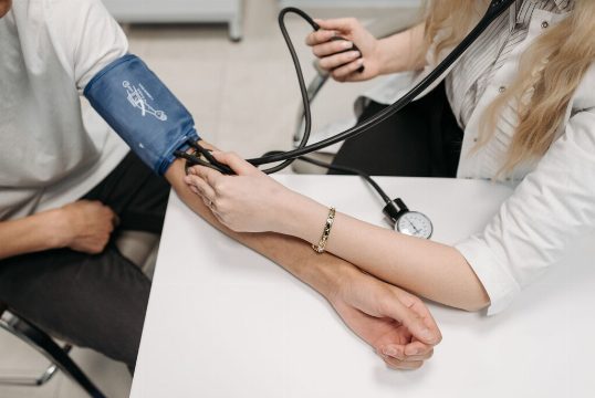 La Regla de '100 más Tu Edad' y la Importancia de Monitorear la Presión Arterial